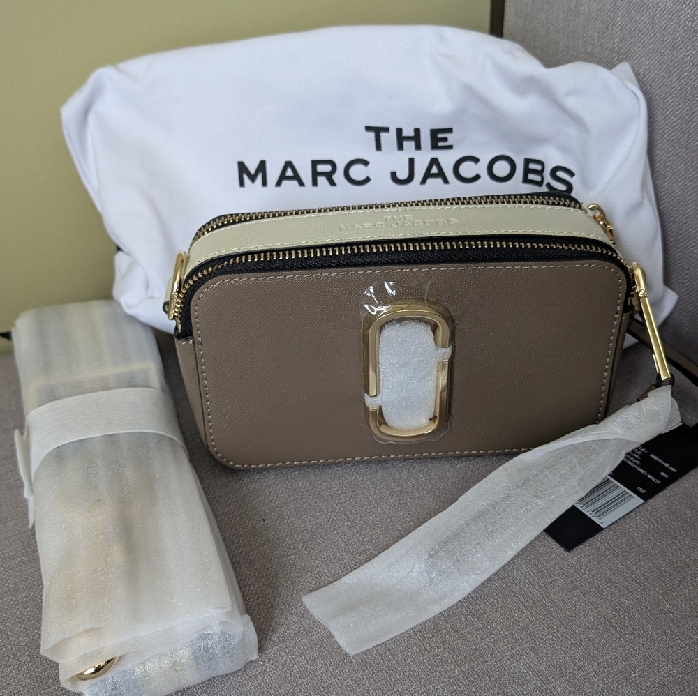 ❤️SOLD ❤️BNWT Marc Jacobs Taupe Snapshot